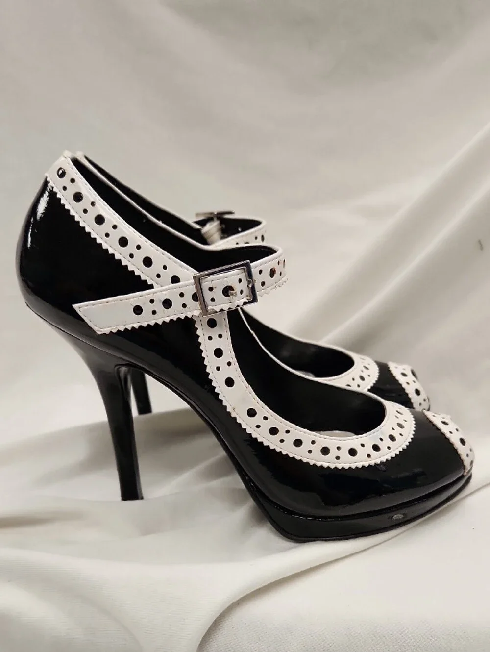 🍒 Black and White T-Strap Patent Peep-Toe Heels Sz 6.5